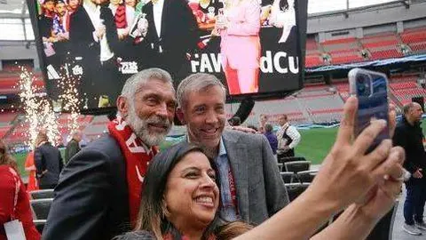 哈登35岁爱情甜蜜，全力宠爱女友，职业生涯总价值超30亿，浪漫生活美满