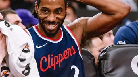 “国歌误唱门事件引热议，球迷行为引发日网民反思：粉丝需成熟，球队发展亦受限”